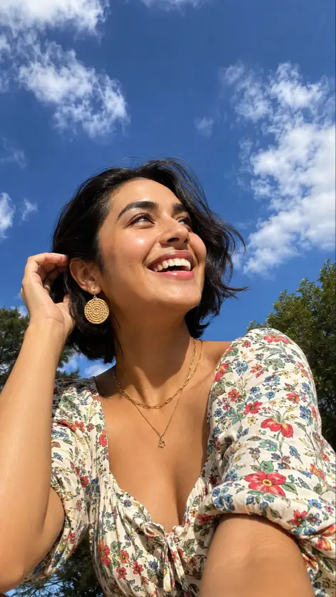 Candid Sunlit Selfie Prompt for Natural Lifestyle Photos